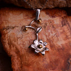 „Zarte Blüte“-Anhänger aus 925er Silber mit goldenem Akzent – Talisman für Neuanfang und Zärtlichkeit, handgefertigter skulpturaler Schmuck im Boho-Rustik-Stil | Art Diva