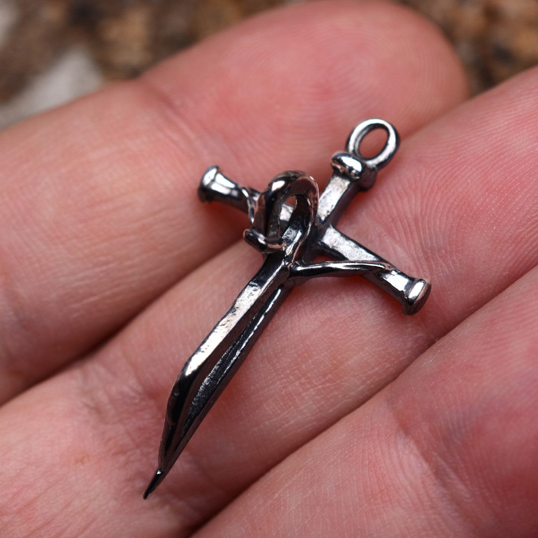 „Geschmiedeter Glaube“-Kreuz-Anhänger aus 925er Silber – Symbol für Stärke und Glauben, handgefertigtes Geschenk für Herren | Art Diva