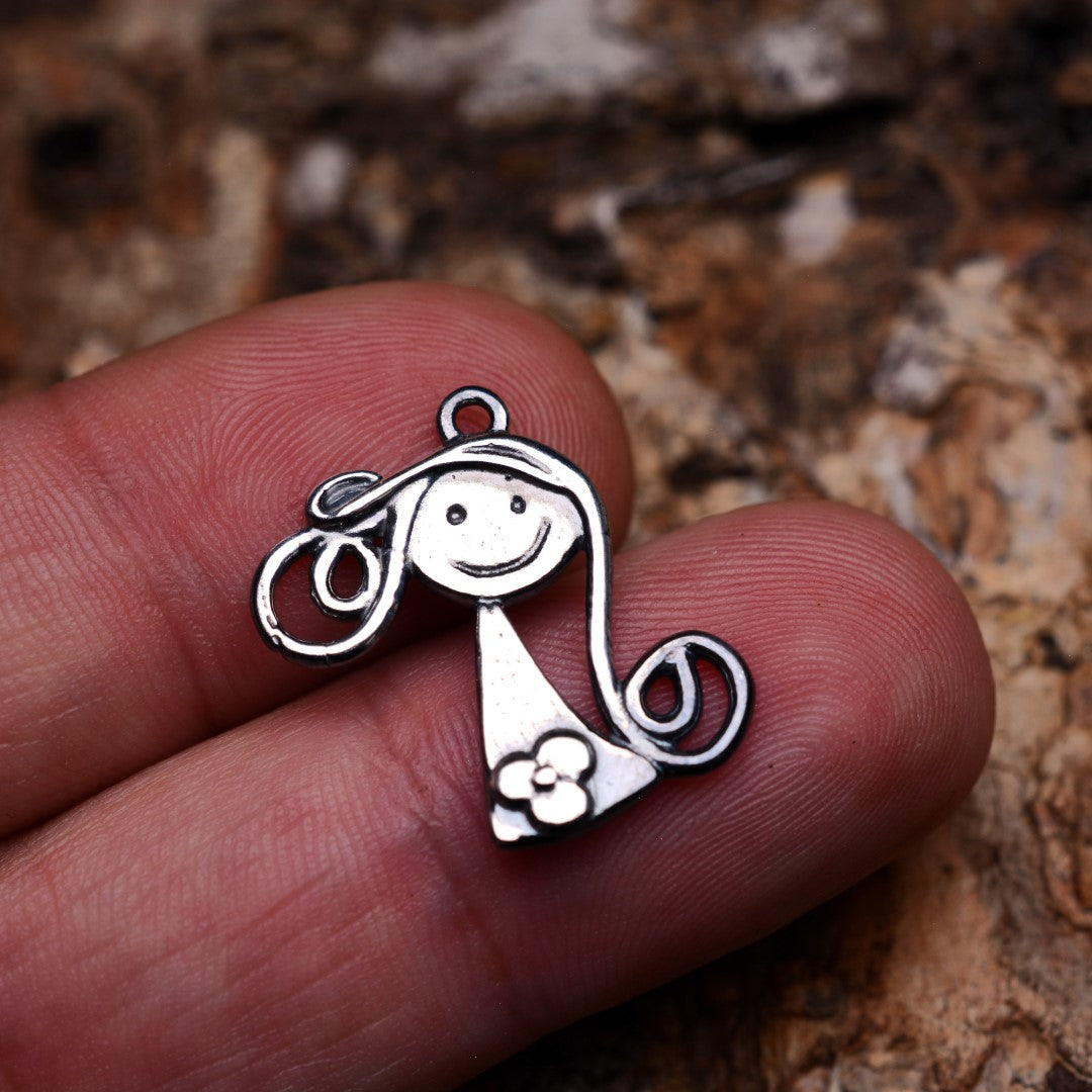 „Kleines Lächeln“-Anhänger aus 925er Silber – Talisman für Freundschaft und Zuneigung, skulpturaler Schmuck im Boho-Rustik-Stil | Art Diva