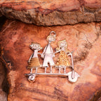 „Gemeinsam voran“-Anhänger aus 925er Silber mit goldenen Akzenten – Talisman für Geschwisterliebe und Schutz, handgefertigter skulpturaler Schmuck im Boho-Rustik-Stil | Art Diva