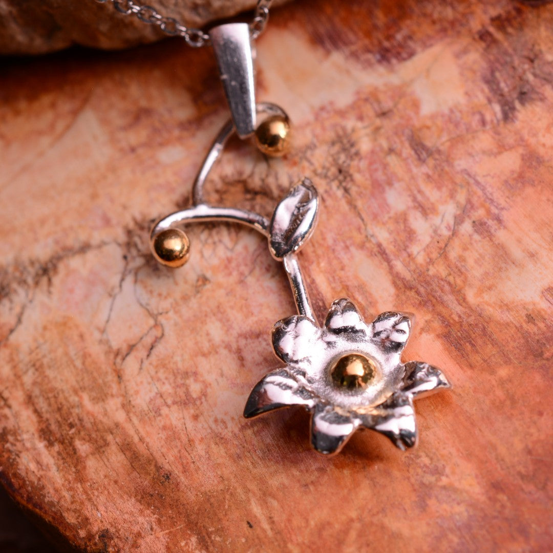 „Zarte Blüte“-Anhänger aus 925er Silber mit goldenem Akzent – Talisman für Neuanfang und Zärtlichkeit, handgefertigter skulpturaler Schmuck im Boho-Rustik-Stil | Art Diva