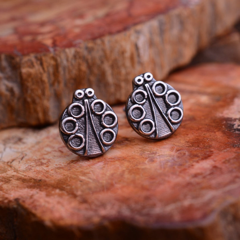 „Marienkäfer“-Mini-Ohrstecker aus 925er Silber – teilweise oxidiert im Vintage-Stil | Art Diva