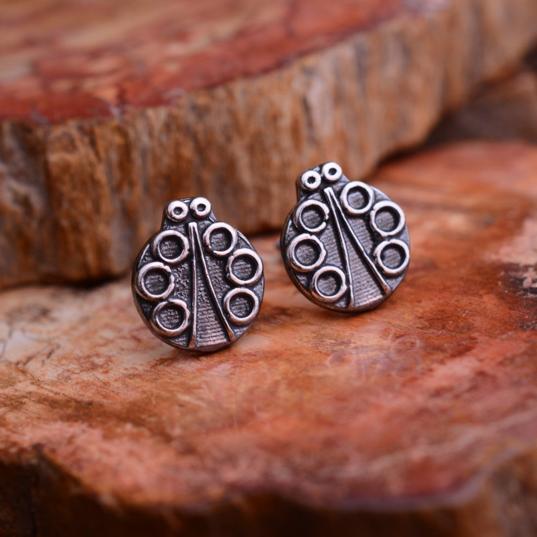 „Marienkäfer“-Mini-Ohrstecker aus 925er Silber – teilweise oxidiert im Vintage-Stil | Art Diva