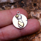 „Mamas Herz“-Anhänger aus 925er Silber mit goldenen Akzenten – Symbol der mütterlichen Liebe zur Tochter, handgefertigter skulpturaler Schmuck im Boho-Rustik-Stil | Art Diva