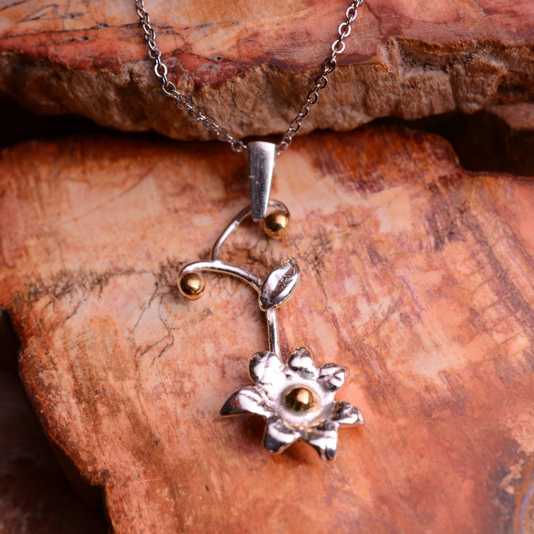 „Zarte Blüte“-Anhänger aus 925er Silber mit goldenem Akzent – Talisman für Neuanfang und Zärtlichkeit, handgefertigter skulpturaler Schmuck im Boho-Rustik-Stil | Art Diva