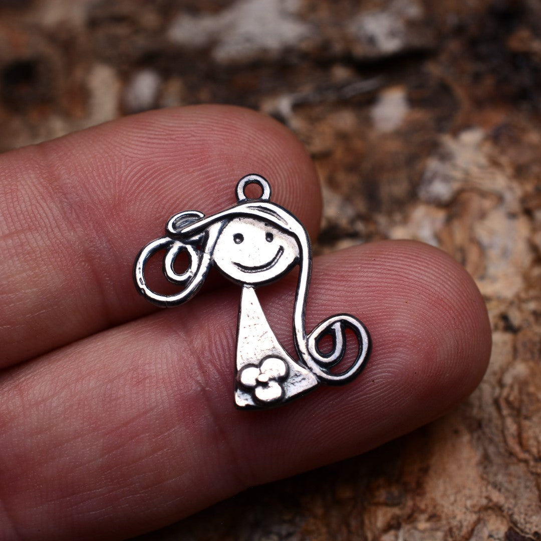 „Kleines Lächeln“-Anhänger aus 925er Silber – Talisman für Freundschaft und Zuneigung, skulpturaler Schmuck im Boho-Rustik-Stil | Art Diva