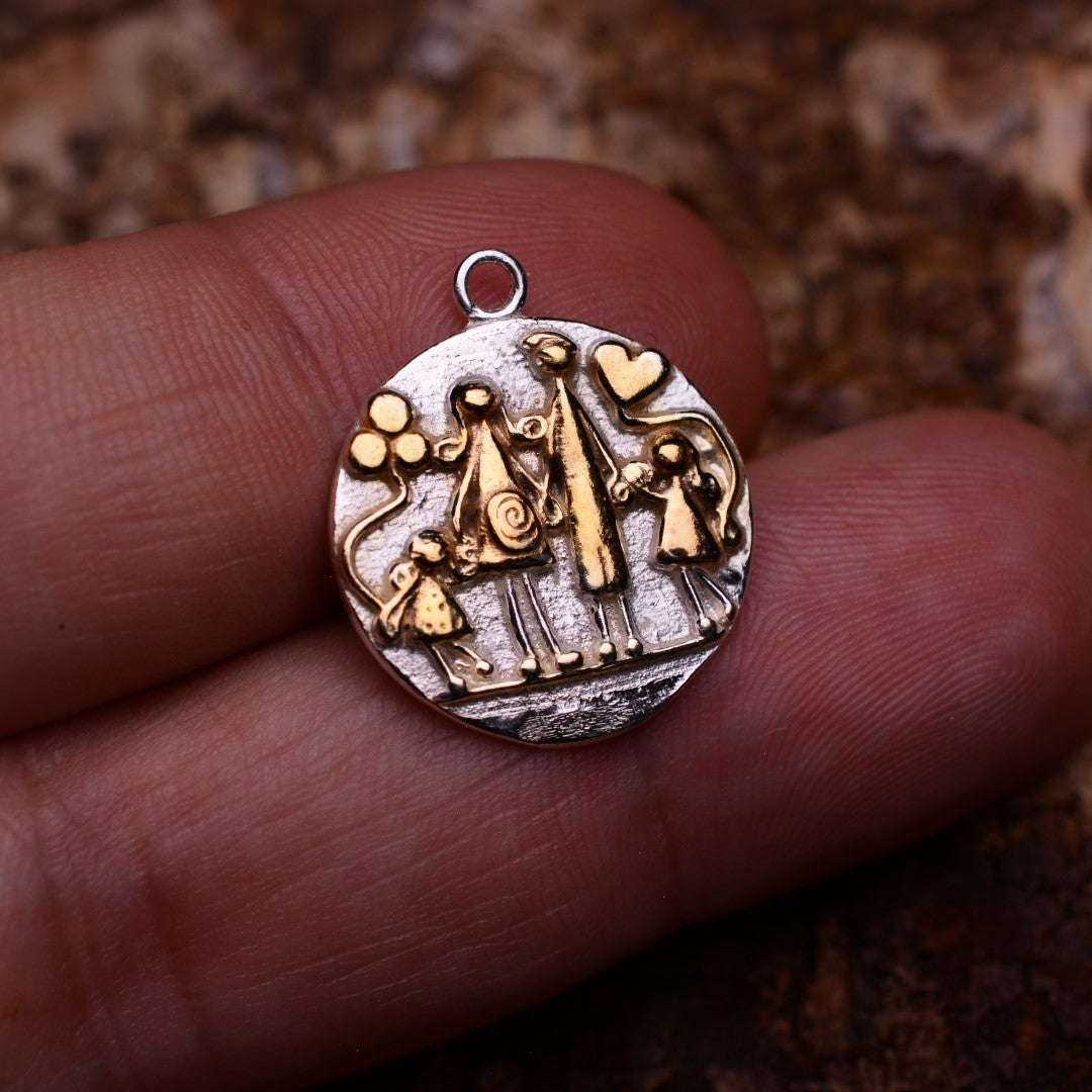 „Unsere Familie“-Anhänger aus 925er Silber – Talisman für Liebe und Zusammenhalt, skulpturaler Schmuck im Boho-Rustik-Stil | Art Diva