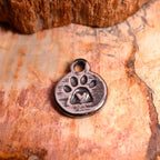 „Pfote mit Herz“-Anhänger aus 925er Silber – handgefertigter Talisman für Tierliebe im Boho-Rustik-Stil | Art Diva
