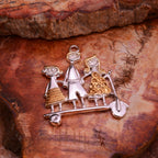 „Gemeinsam voran“-Anhänger aus 925er Silber mit goldenen Akzenten – Talisman für Geschwisterliebe und Schutz, handgefertigter skulpturaler Schmuck im Boho-Rustik-Stil | Art Diva