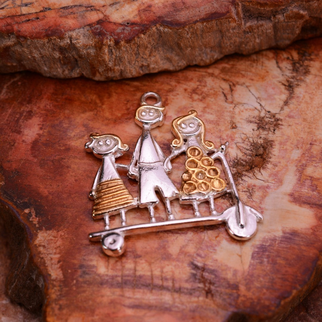 „Gemeinsam voran“-Anhänger aus 925er Silber mit goldenen Akzenten – Talisman für Geschwisterliebe und Schutz, handgefertigter skulpturaler Schmuck im Boho-Rustik-Stil | Art Diva