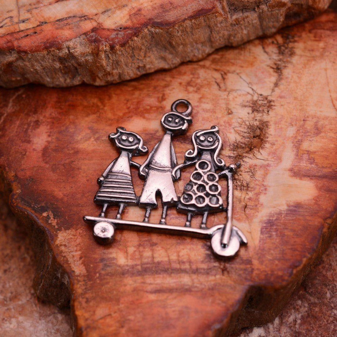 „Gemeinsam voran“-Anhänger aus 925er Silber – Talisman für Geschwisterliebe, handgefertigter skulpturaler Schmuck im Boho-Rustik-Stil | Art Diva