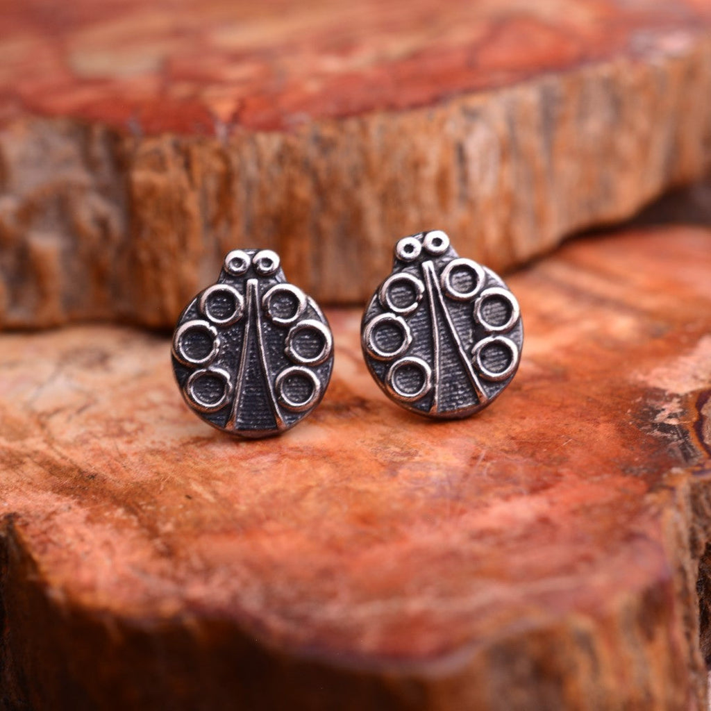 „Marienkäfer“-Mini-Ohrstecker aus 925er Silber – teilweise oxidiert im Vintage-Stil | Art Diva