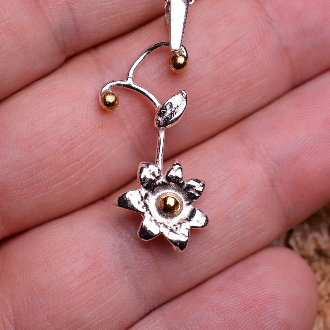 „Zarte Blüte“-Anhänger aus 925er Silber mit goldenem Akzent – Talisman für Neuanfang und Zärtlichkeit, handgefertigter skulpturaler Schmuck im Boho-Rustik-Stil | Art Diva
