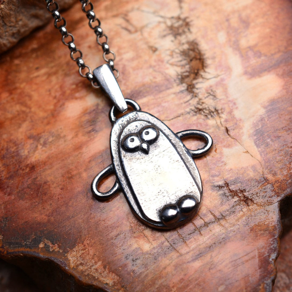 „Pinguin“-Anhänger aus 925er Silber – Talisman für ewige Liebe und Treue, skulpturaler Schmuck im Boho-Rustik-Stil | Art Diva