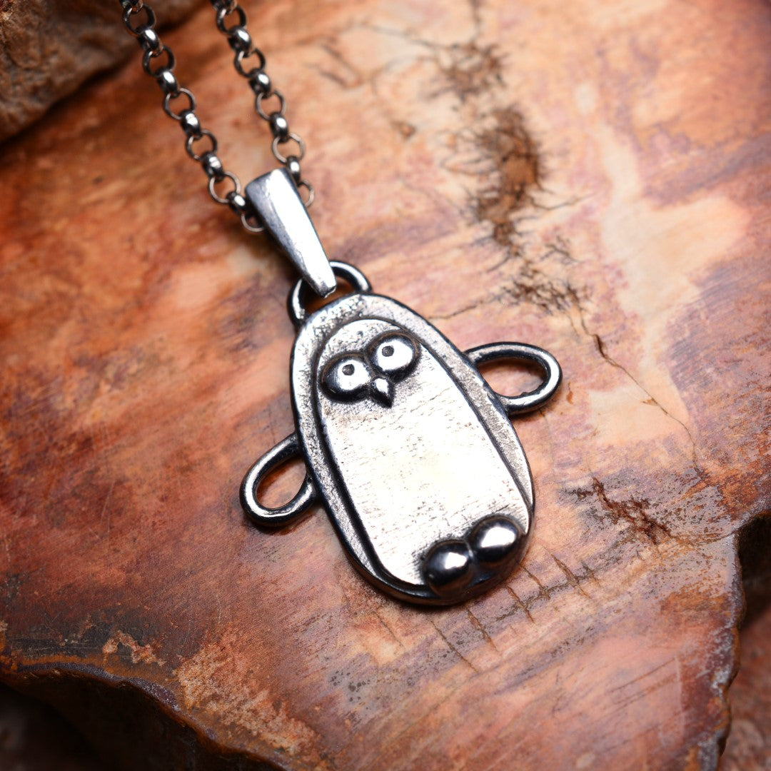 „Pinguin“-Anhänger aus 925er Silber – Talisman für ewige Liebe und Treue, skulpturaler Schmuck im Boho-Rustik-Stil | Art Diva