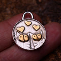 „Verliebte Kätzchen“-Anhänger aus 925er Silber mit Goldakzenten – Talisman für Liebe und Verbundenheit | Art Diva