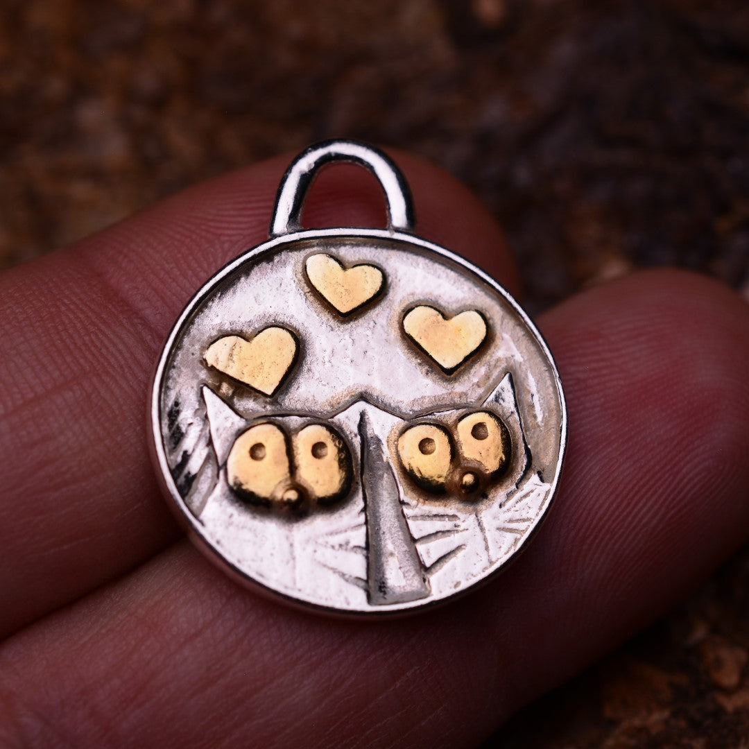 „Verliebte Kätzchen“-Anhänger aus 925er Silber mit Goldakzenten – Talisman für Liebe und Verbundenheit | Art Diva