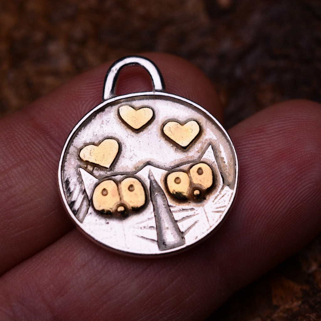 „Verliebte Kätzchen“-Anhänger aus 925er Silber mit Goldakzenten – Talisman für Liebe und Verbundenheit | Art Diva