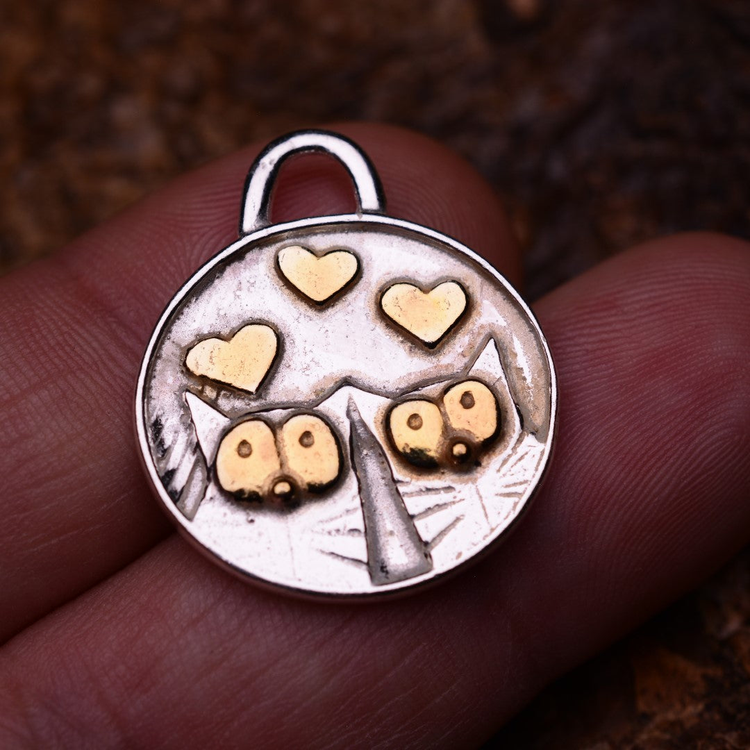 „Verliebte Kätzchen“-Anhänger aus 925er Silber mit Goldakzenten – Talisman für Liebe und Verbundenheit | Art Diva