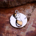 „Mamas Herz“-Anhänger aus 925er Silber mit goldenen Akzenten – Symbol der mütterlichen Liebe zur Tochter, handgefertigter skulpturaler Schmuck im Boho-Rustik-Stil | Art Diva