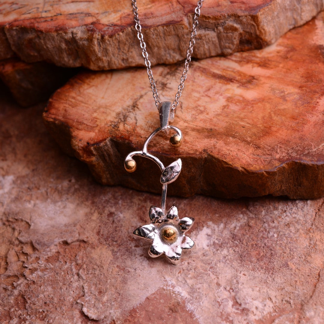 „Zarte Blüte“-Anhänger aus 925er Silber mit goldenem Akzent – Talisman für Neuanfang und Zärtlichkeit, handgefertigter skulpturaler Schmuck im Boho-Rustik-Stil | Art Diva