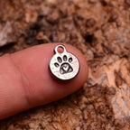 „Pfote mit Herz“-Anhänger aus 925er Silber – handgefertigter Talisman für Tierliebe im Boho-Rustik-Stil | Art Diva