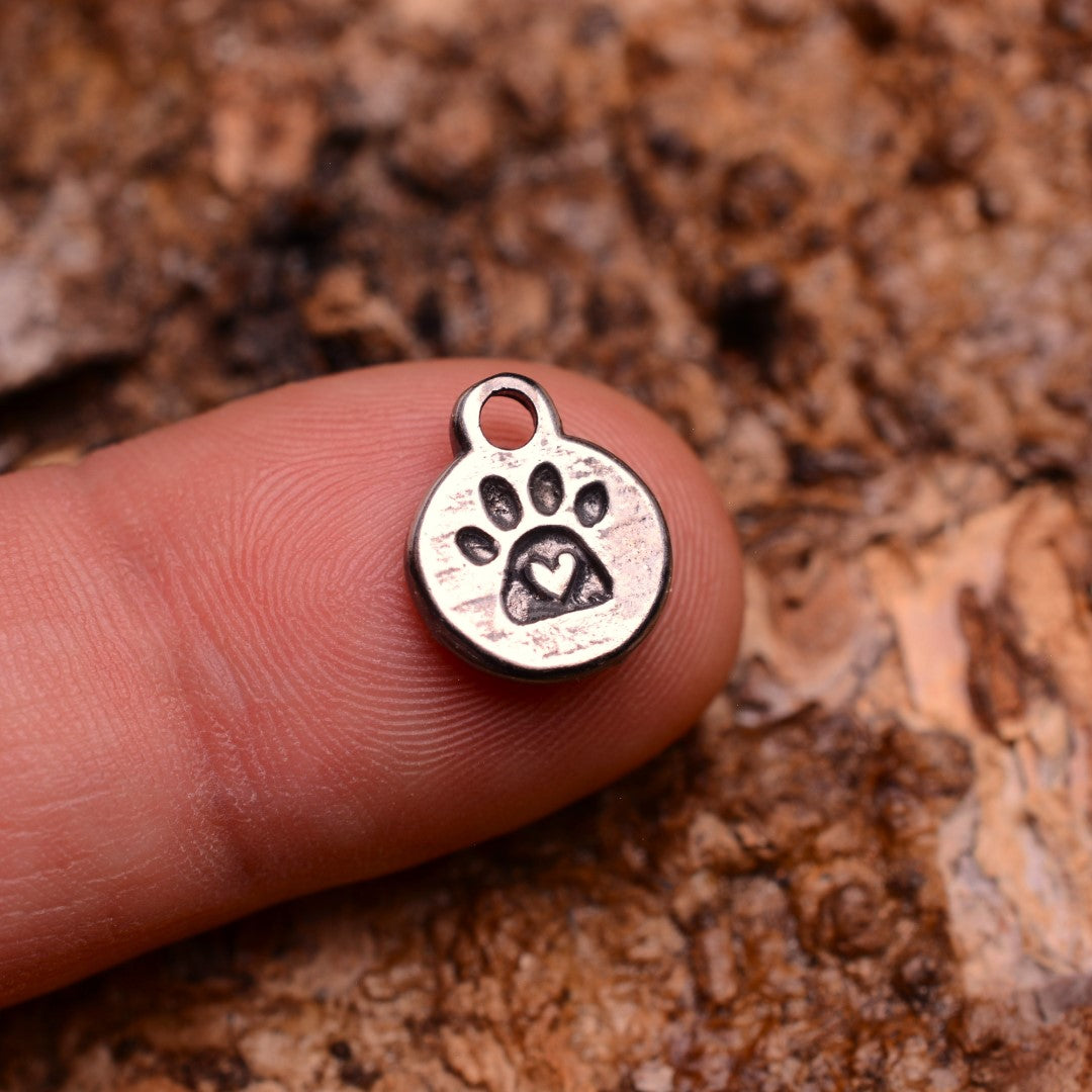 „Pfote mit Herz“-Anhänger aus 925er Silber – handgefertigter Talisman für Tierliebe im Boho-Rustik-Stil | Art Diva
