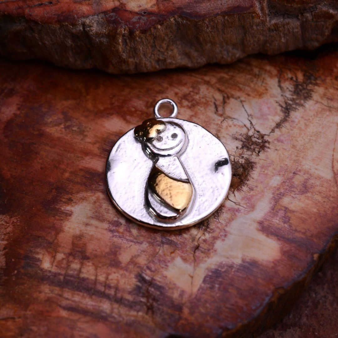 „Mamas Herz“-Anhänger aus 925er Silber mit goldenen Akzenten – Symbol der mütterlichen Liebe zur Tochter, handgefertigter skulpturaler Schmuck im Boho-Rustik-Stil | Art Diva