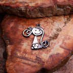 „Kleines Lächeln“-Anhänger aus 925er Silber – Talisman für Freundschaft und Zuneigung, skulpturaler Schmuck im Boho-Rustik-Stil | Art Diva