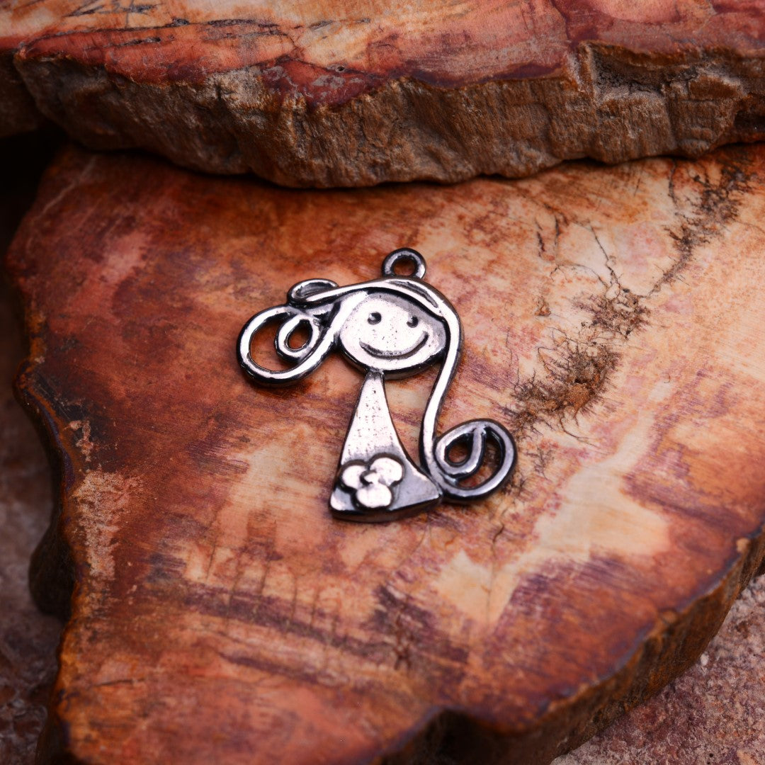 „Kleines Lächeln“-Anhänger aus 925er Silber – Talisman für Freundschaft und Zuneigung, skulpturaler Schmuck im Boho-Rustik-Stil | Art Diva