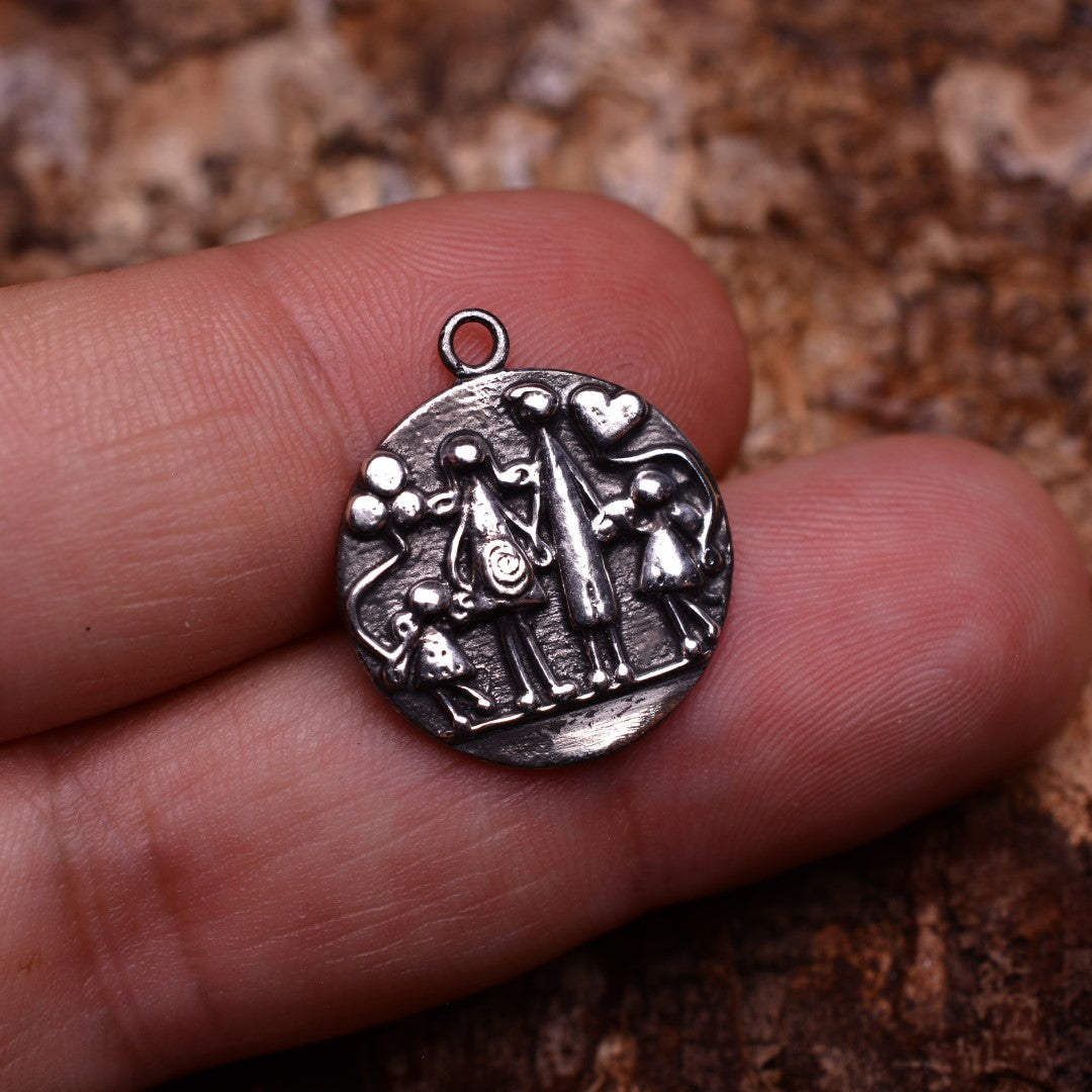 „Unsere Familie“-Anhänger aus 925er Silber – Talisman für Liebe und Zusammenhalt, skulpturaler Schmuck im Boho-Rustik-Stil | Art Diva