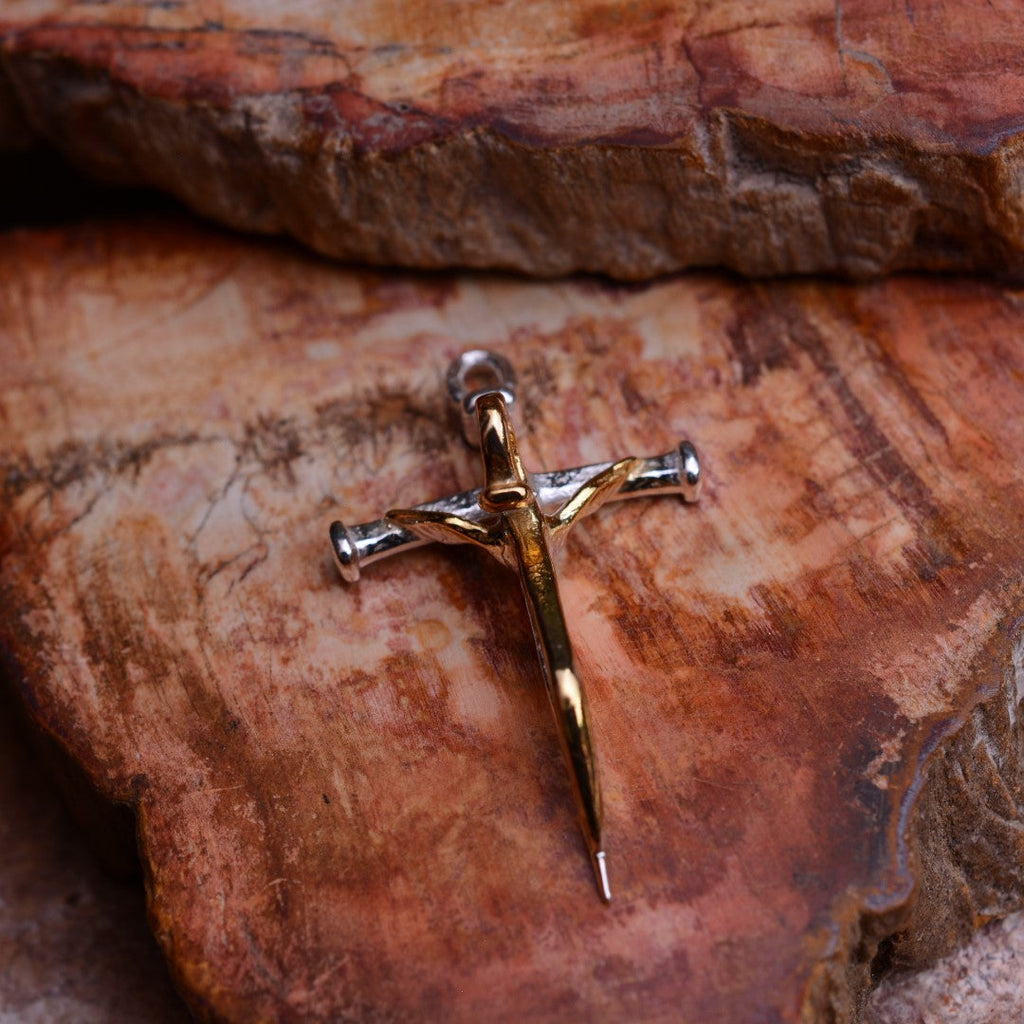 „Geschmiedeter Glaube“-Kreuz-Anhänger für Herren aus 925er Silber mit goldenen Akzenten – Symbol für Stärke und Glauben | Art Diva