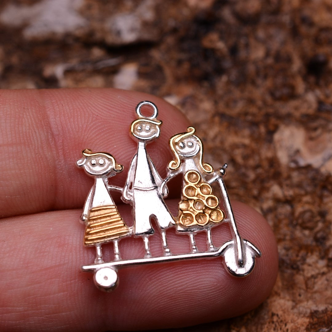 „Gemeinsam voran“-Anhänger aus 925er Silber mit goldenen Akzenten – Talisman für Geschwisterliebe und Schutz, handgefertigter skulpturaler Schmuck im Boho-Rustik-Stil | Art Diva