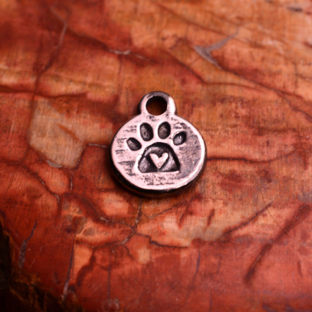 „Pfote mit Herz“-Anhänger aus 925er Silber – handgefertigter Talisman für Tierliebe im Boho-Rustik-Stil | Art Diva