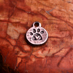 „Pfote mit Herz“-Anhänger aus 925er Silber – handgefertigter Talisman für Tierliebe im Boho-Rustik-Stil | Art Diva