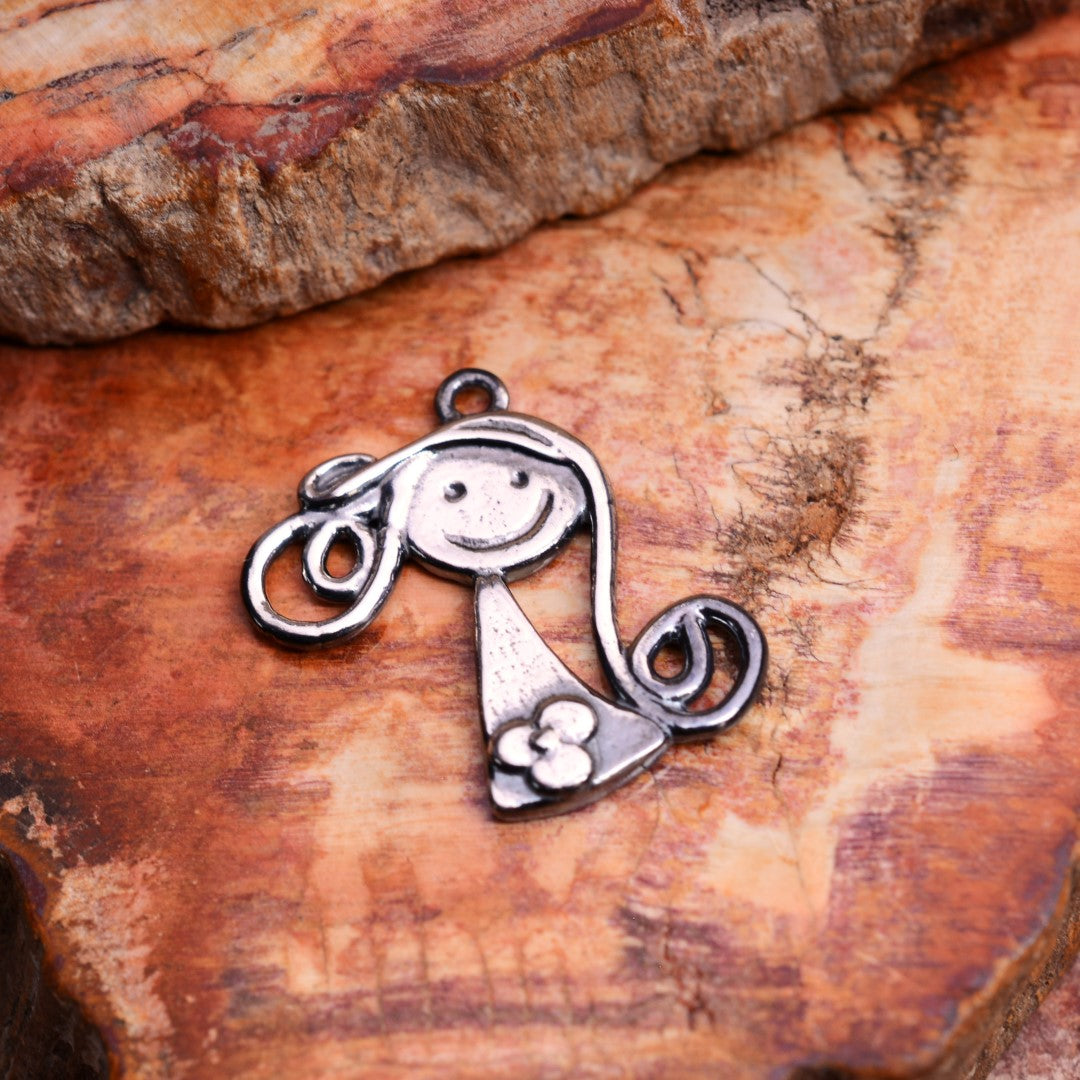 „Kleines Lächeln“-Anhänger aus 925er Silber – Talisman für Freundschaft und Zuneigung, skulpturaler Schmuck im Boho-Rustik-Stil | Art Diva