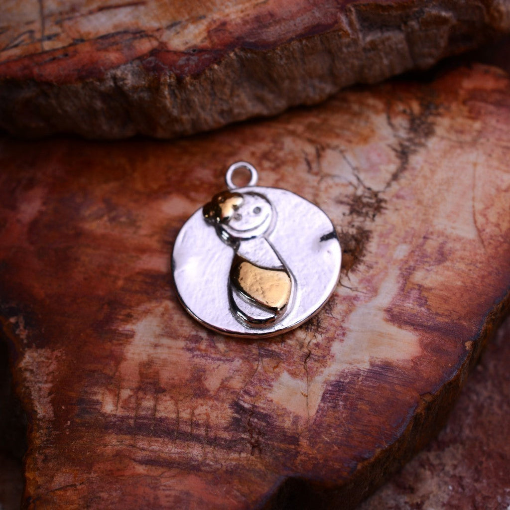 „Mamas Herz“-Anhänger aus 925er Silber mit goldenen Akzenten – Symbol der mütterlichen Liebe zur Tochter, handgefertigter skulpturaler Schmuck im Boho-Rustik-Stil | Art Diva