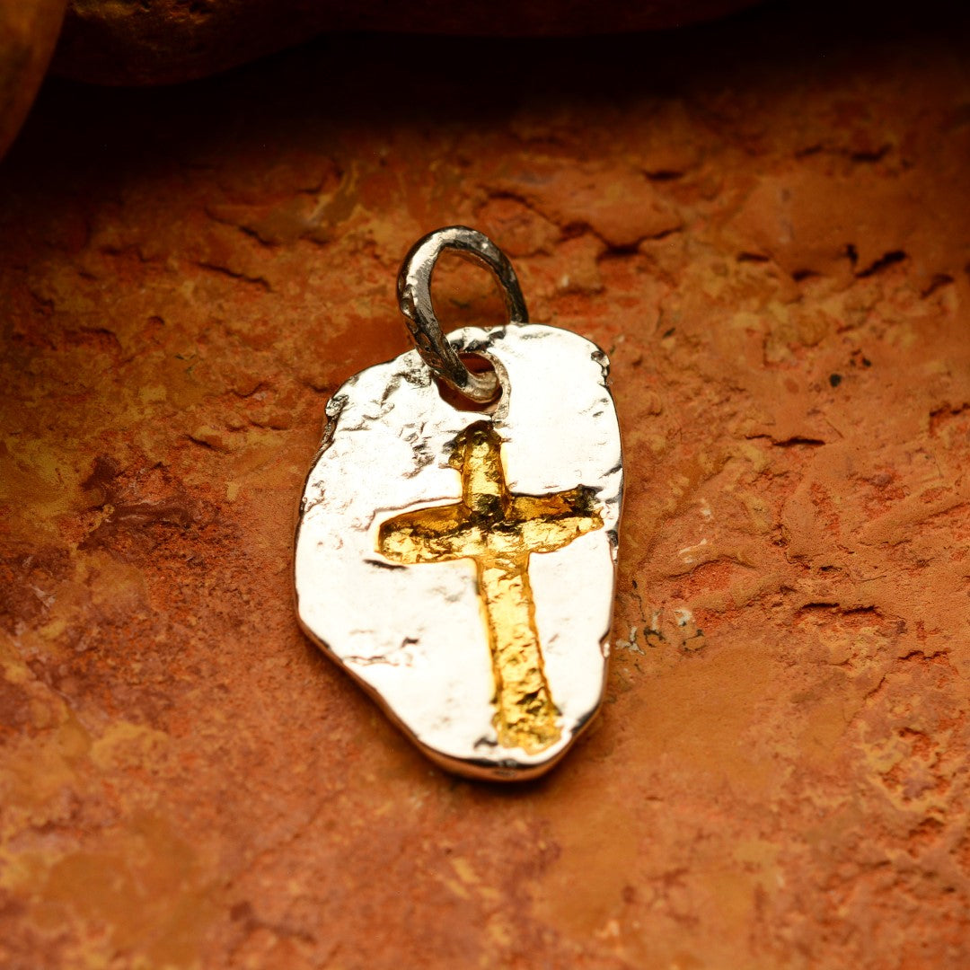 „Massives Kreuz“ – handpolierter Herren-Anhänger aus 925er Silber, Talisman für Stärke, Widerstandskraft und Schutz, Skulpturenschmuck im Boho- und rustikalen Stil | Art Diva