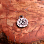 „Pfote mit Herz“-Anhänger aus 925er Silber – handgefertigter Talisman für Tierliebe im Boho-Rustik-Stil | Art Diva