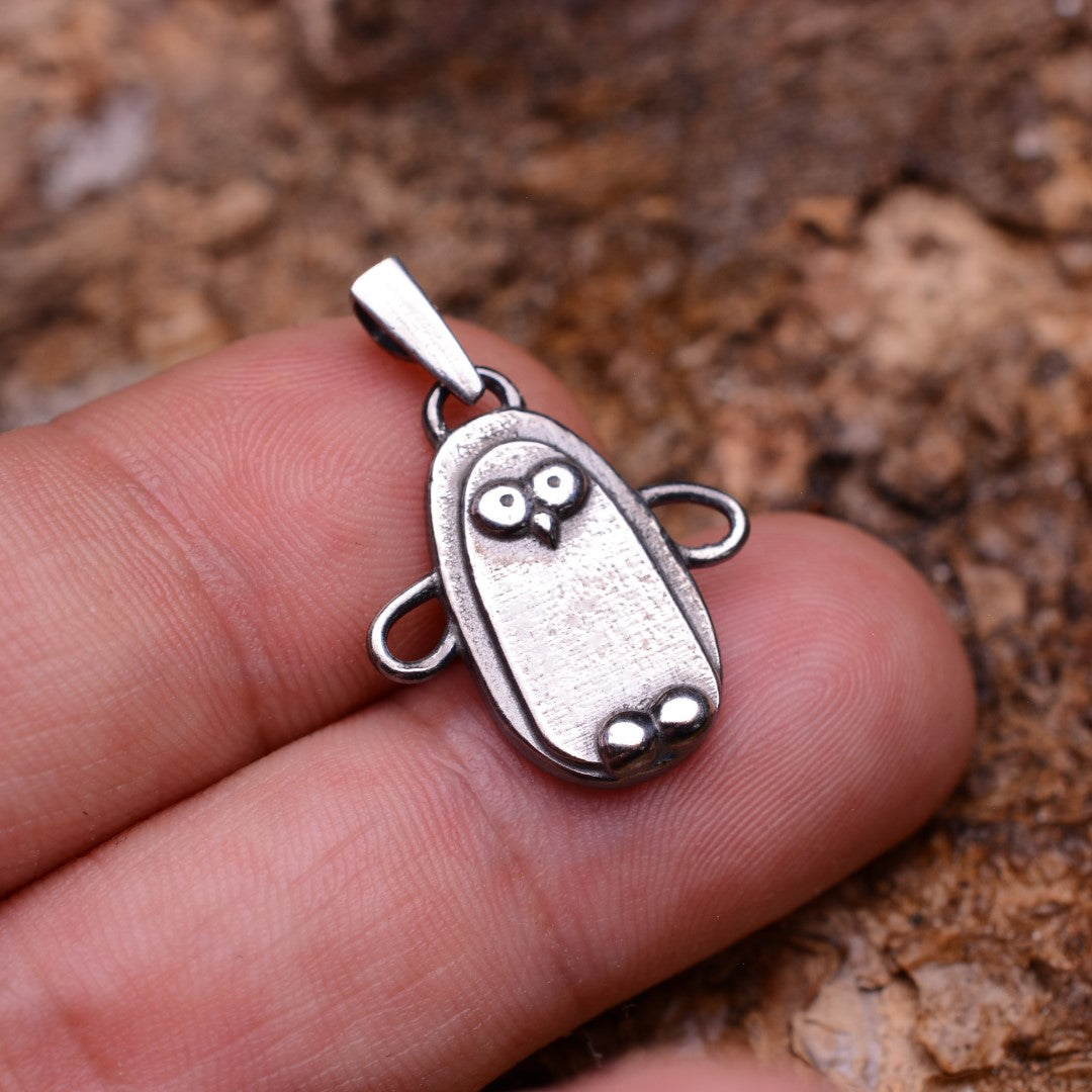 „Pinguin“-Anhänger aus 925er Silber – Talisman für ewige Liebe und Treue, skulpturaler Schmuck im Boho-Rustik-Stil | Art Diva