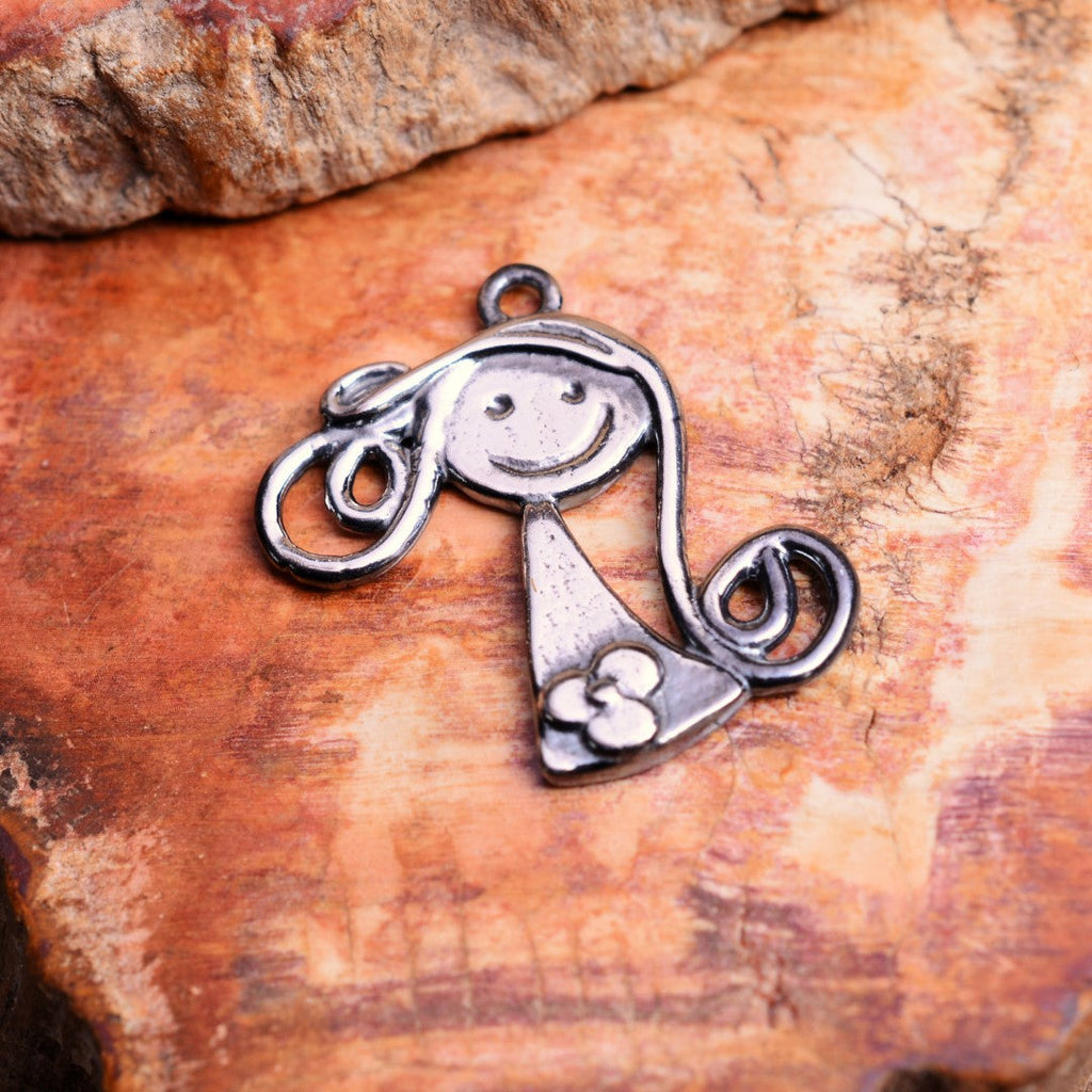 „Kleines Lächeln“-Anhänger aus 925er Silber – Talisman für Freundschaft und Zuneigung, skulpturaler Schmuck im Boho-Rustik-Stil | Art Diva