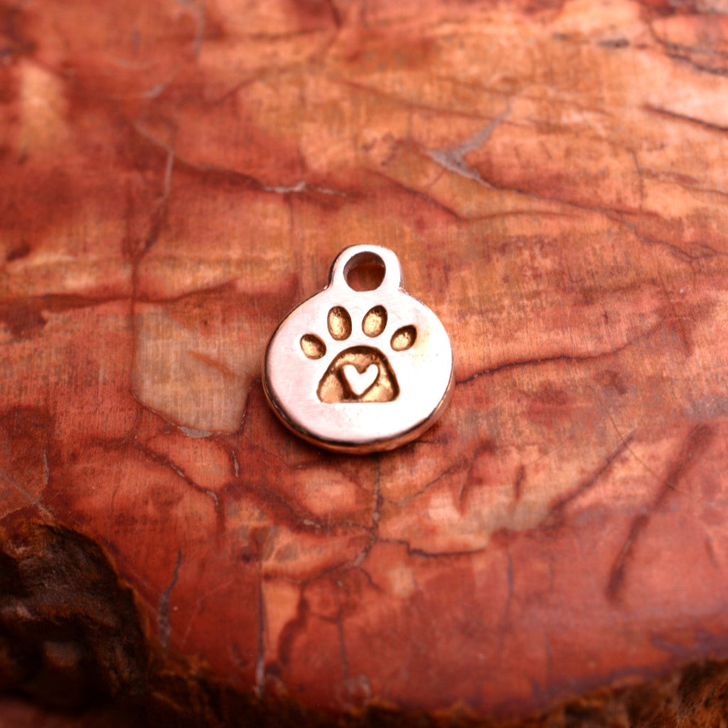 „Pfote mit Herz“-Anhänger aus 925er Silber mit Goldakzenten – Talisman der bedingungslosen Liebe | Art Diva