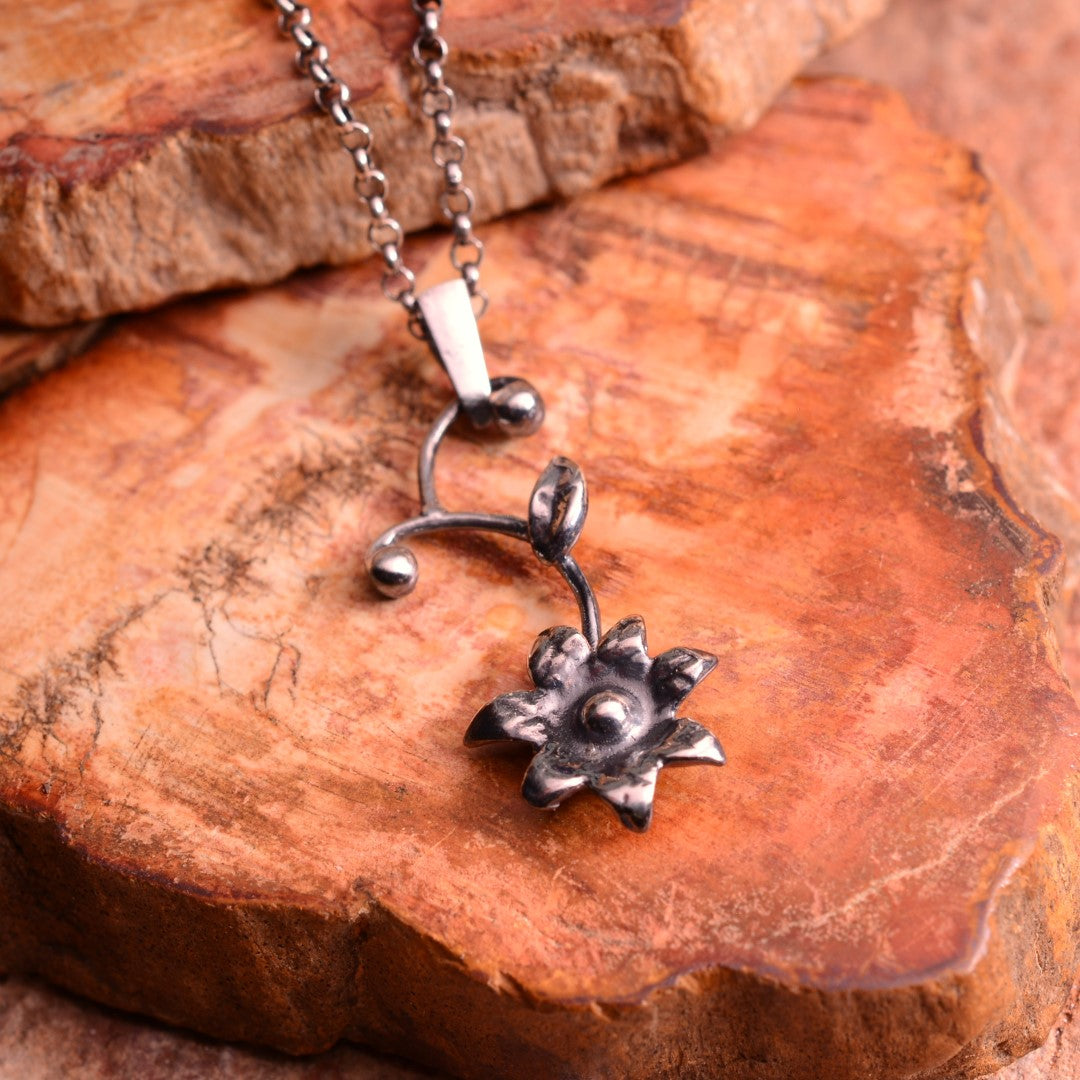 „Wildblume“-Anhänger aus 925er Silber – Talisman für innere Stärke und einen Neuanfang, skulpturaler Schmuck im Boho-Rustik-Stil | Art Diva
