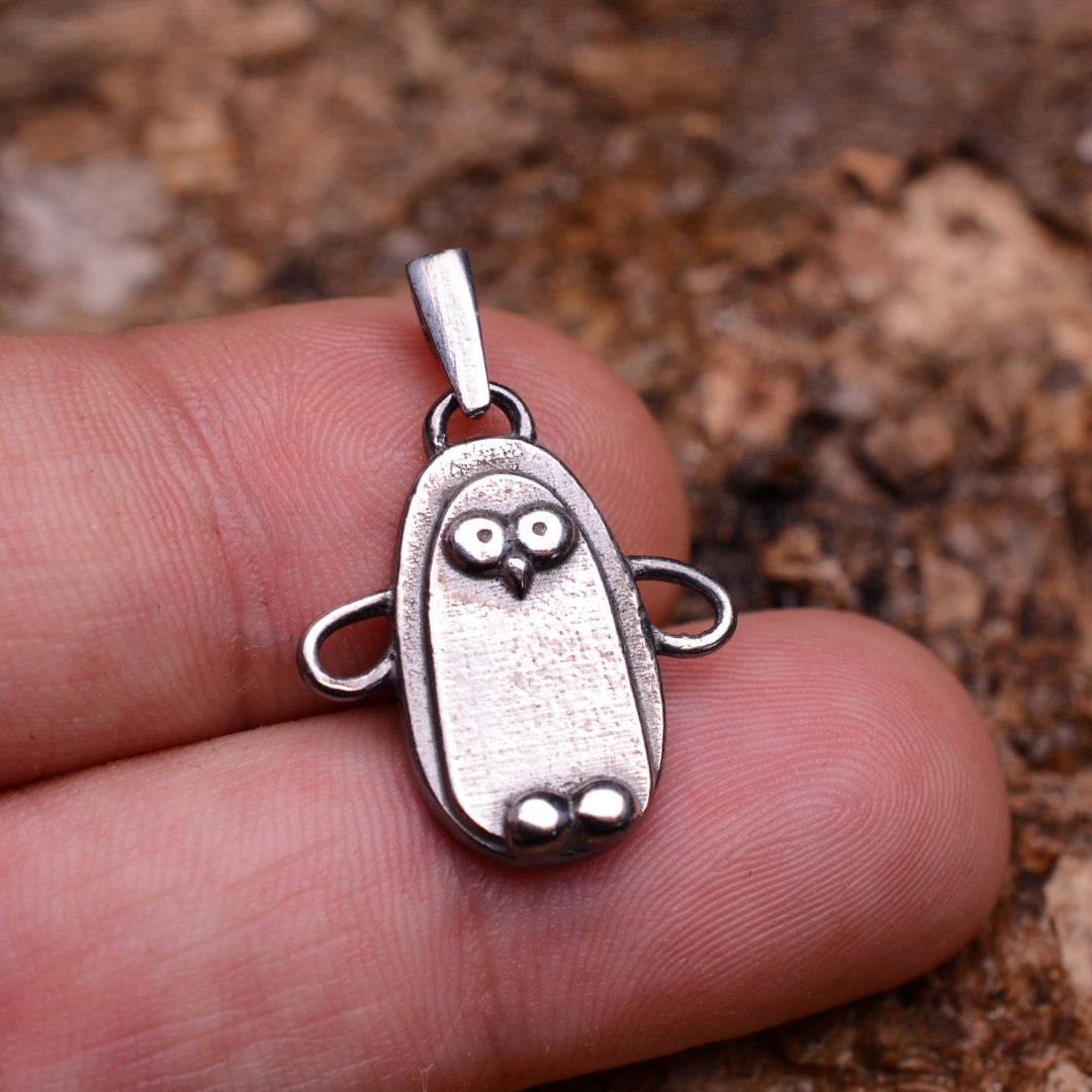 „Pinguin“-Anhänger aus 925er Silber – Talisman für ewige Liebe und Treue, skulpturaler Schmuck im Boho-Rustik-Stil | Art Diva