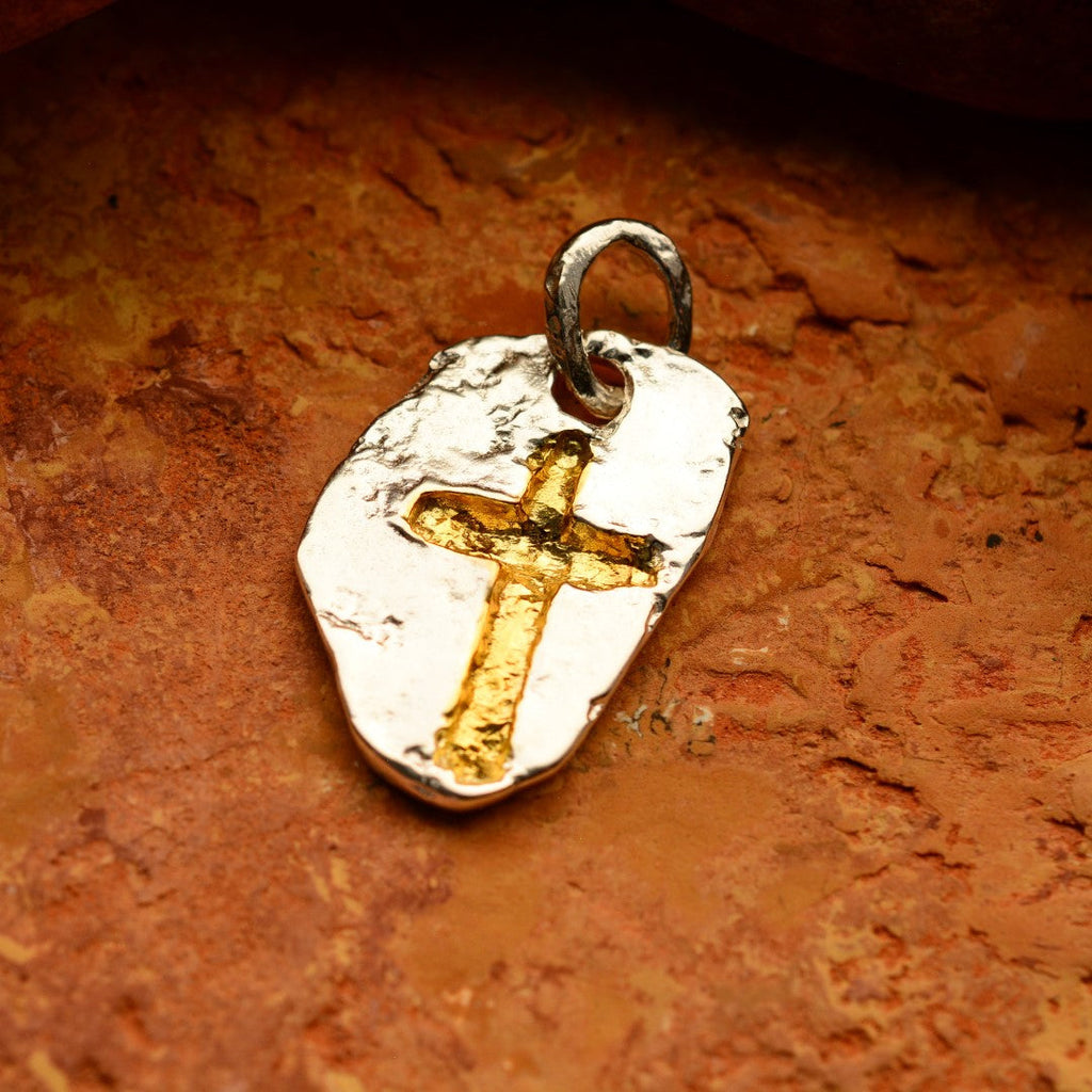 „Massives Kreuz“ – handpolierter Herren-Anhänger aus 925er Silber, Talisman für Stärke, Widerstandskraft und Schutz, Skulpturenschmuck im Boho- und rustikalen Stil | Art Diva