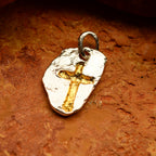 „Massives Kreuz“ – handpolierter Herren-Anhänger aus 925er Silber, Talisman für Stärke, Widerstandskraft und Schutz, Skulpturenschmuck im Boho- und rustikalen Stil | Art Diva