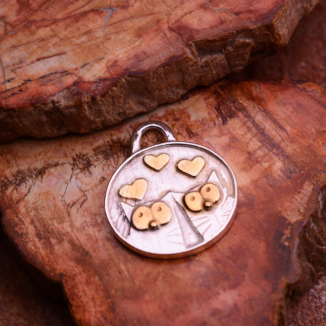 „Verliebte Kätzchen“-Anhänger aus 925er Silber mit Goldakzenten – Talisman für Liebe und Verbundenheit | Art Diva