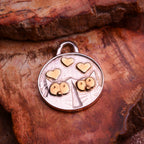 „Verliebte Kätzchen“-Anhänger aus 925er Silber mit Goldakzenten – Talisman für Liebe und Verbundenheit | Art Diva