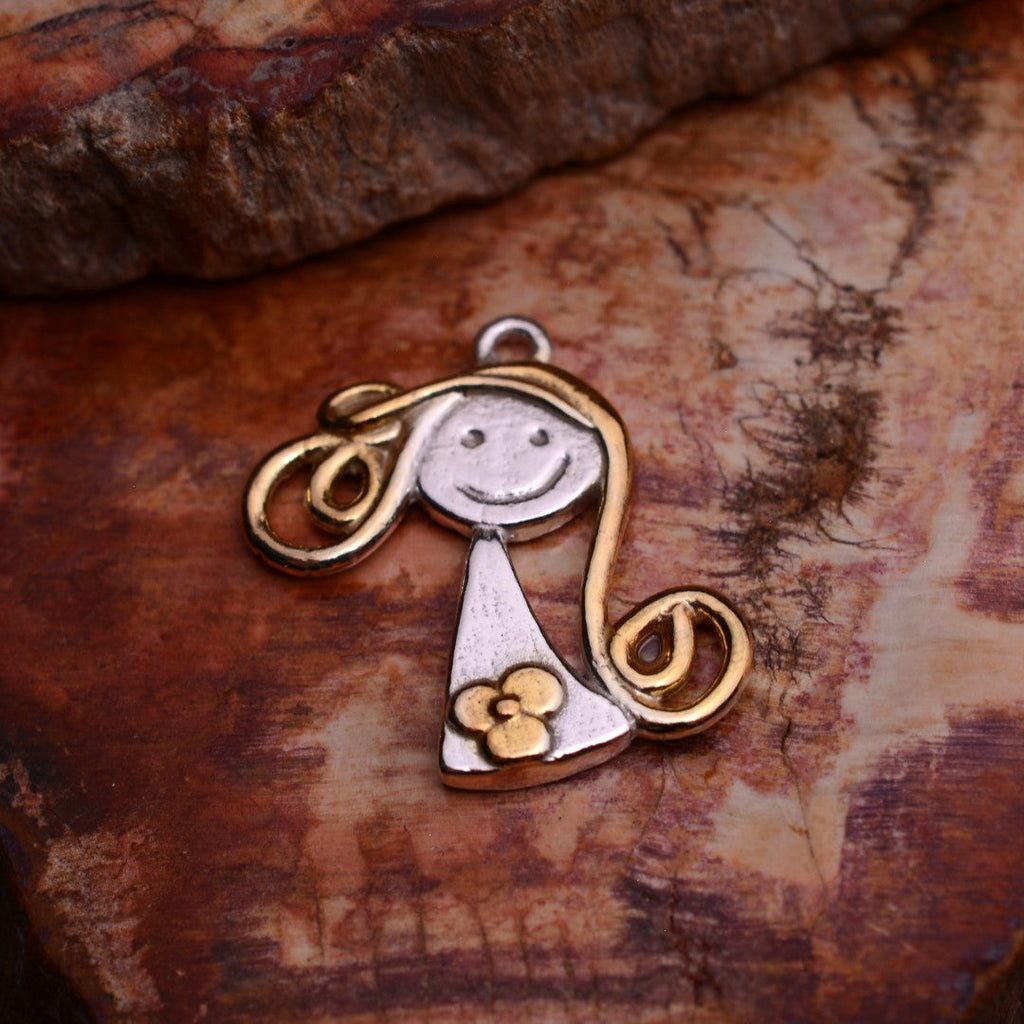 „Kleines Lächeln“-Anhänger aus 925er Silber mit goldenen Akzenten – handgefertigter Talisman für die beste Freundin, Mutter oder Schwester, skulpturaler Schmuck im Boho-Rustik-Stil | Art Diva