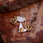 „Kleines Lächeln“-Anhänger aus 925er Silber mit goldenen Akzenten – handgefertigter Talisman für die beste Freundin, Mutter oder Schwester, skulpturaler Schmuck im Boho-Rustik-Stil | Art Diva